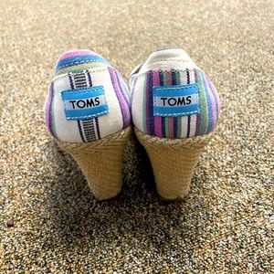 Patterned wedge Toms size 7.5